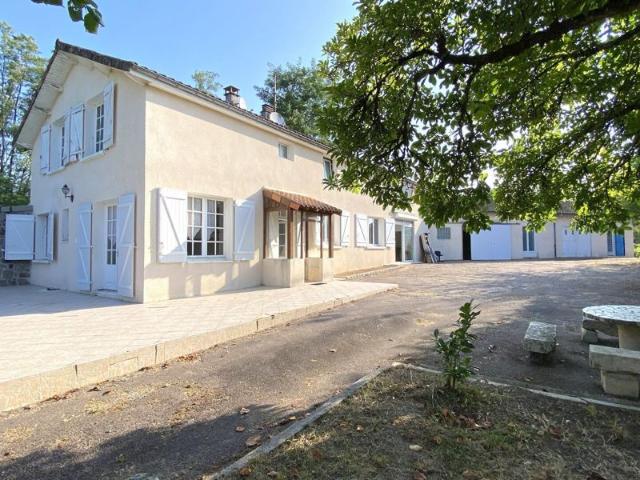 MAISON DE VILLAGE AVEC PISCINE !