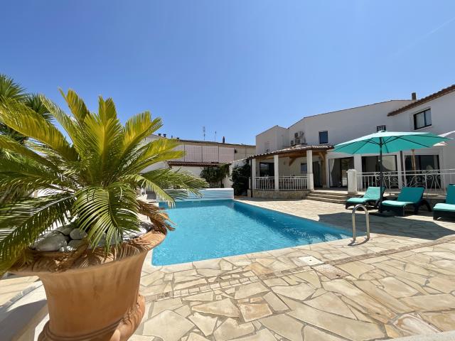 Maison de village avec piscine, garage et jardin