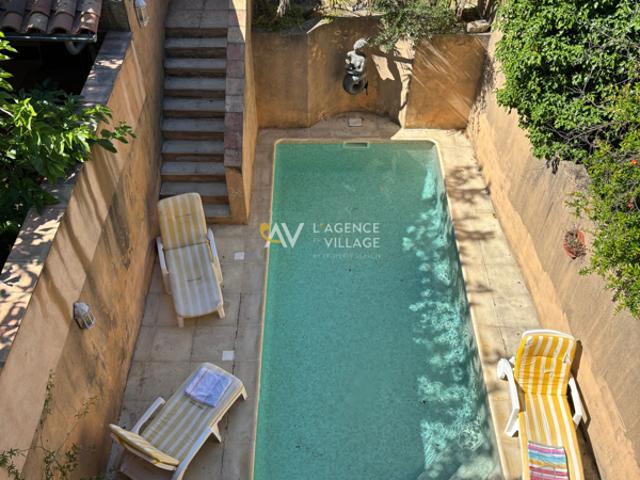 Maison de village avec piscine et garage
