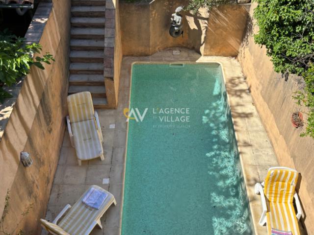 Maison de village avec piscine et garage
