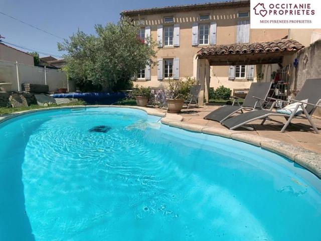 Maison de village avec piscine et garage
