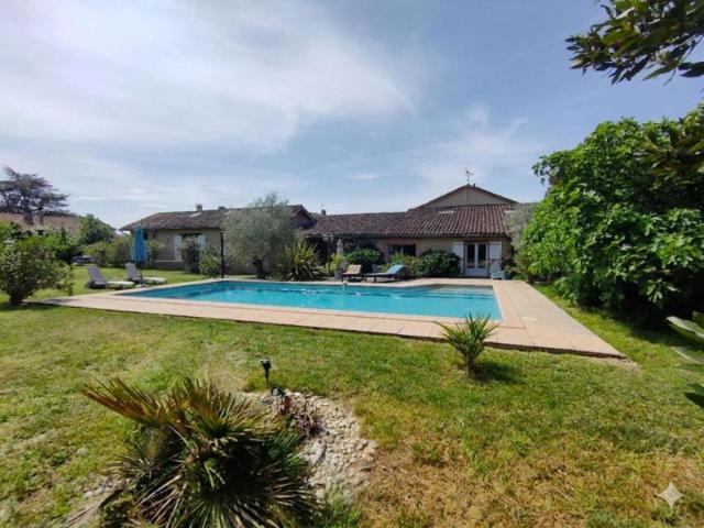 MAISON DE VILLAGE AVEC PISCINE ET GITE