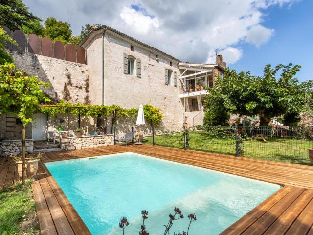 Maison de village avec piscine et vue 224m² Penne d'Agenais