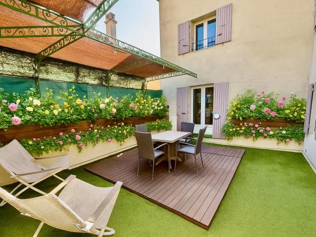 Maison de village avec piscine intérieure, terrasse et garage