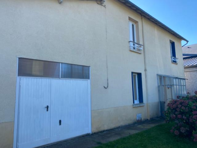 MAISON DE VILLAGE AVEC SON GARAGE ATTENANT SUR JARDIN DE 600M2 ENVIRON PROCHE ECOLE ET COMMERCES A 5MN