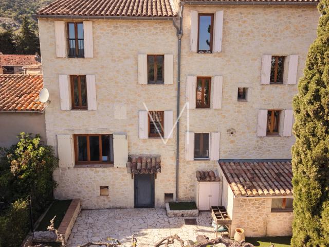 MAISON DE VILLAGE AVEC SON JARDIN PRIVATIF