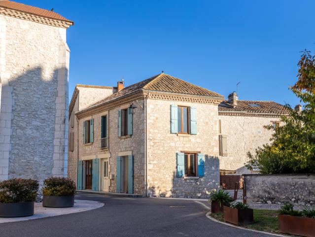 Maison de village avec terrasse au toit et garage
