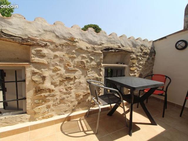 Maison de village avec terrasse, ainsi qu'un jardin potager non attenant, dans un village avec commerce proche de LAGRASSE
