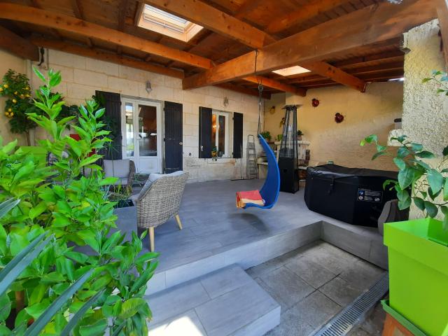 MAISON DE VILLAGE AVEC TERRASSE ET COUR PRIVATIVE