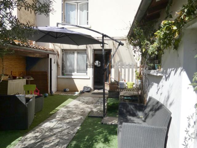 Maison de village avec terrasse et garage