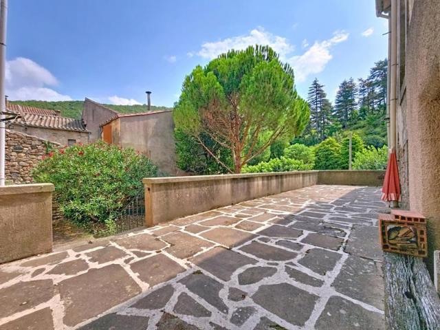 Maison de village avec terrasse, jardin, caves, garage et grenier aménageable – 136 m² habitables | Produit coup de coeur dans un cadre unique