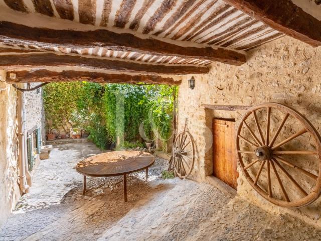 Maison de village avec terrasse tropézienne, cour intérieure. 190m² Pierrelongue