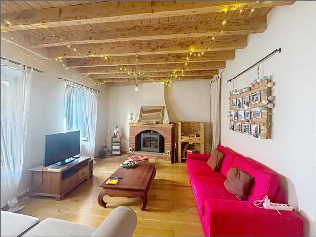 Maison de village avec un grand garage et un terrain de loisirs à 100 m de la maison