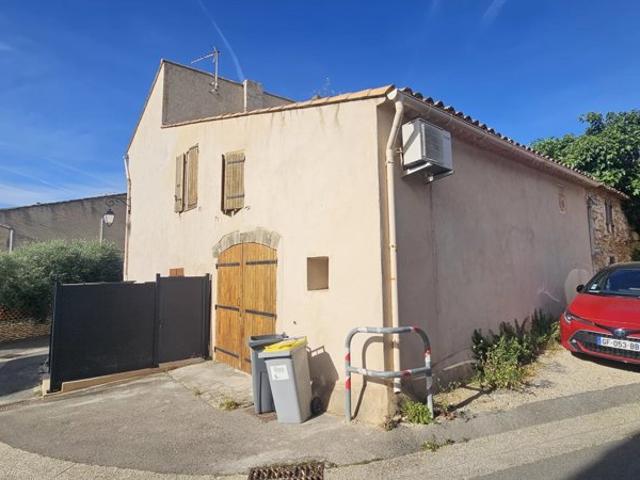 Maison de village avec une cour privative et un garage