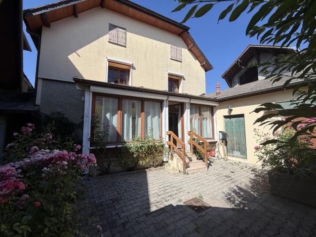 Maison de village avec véranda, terrasse et jardin Perrignier