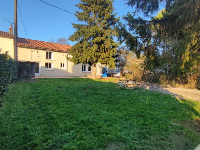 Maison de village avec 3 chambres, un jardin, puits, cave et dépendances