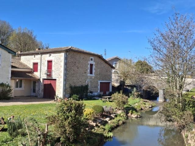 Maison De Village Avec 4 Chambres D'hotes + Espace Privatif. 219m² Chasseneuil sur Bonnieure