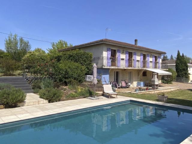 Maison de village avec 4 chambres, jardin et piscine. 204m² Saint Romain