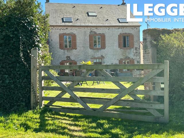 Maison de village avec 5 chambres au bord d'un lac, idéale pour les chevaux, sur un terrain attenant de 2 ha
