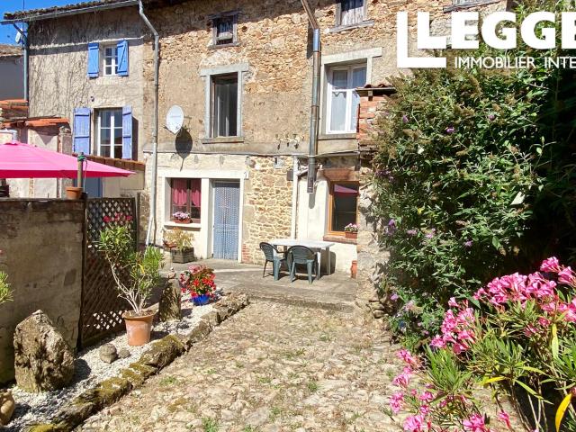 Maison de village avec 5 chambres et joli jardin, grande salle de réception, cave et grenier