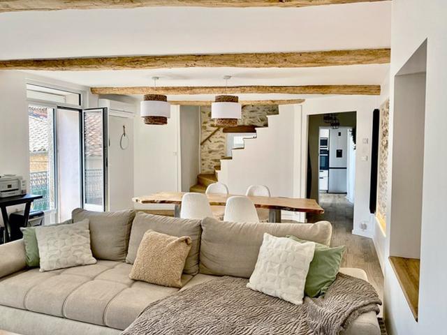Maison de Village Charmante avec Garage, Spa et Terrasse 200m² Laurens