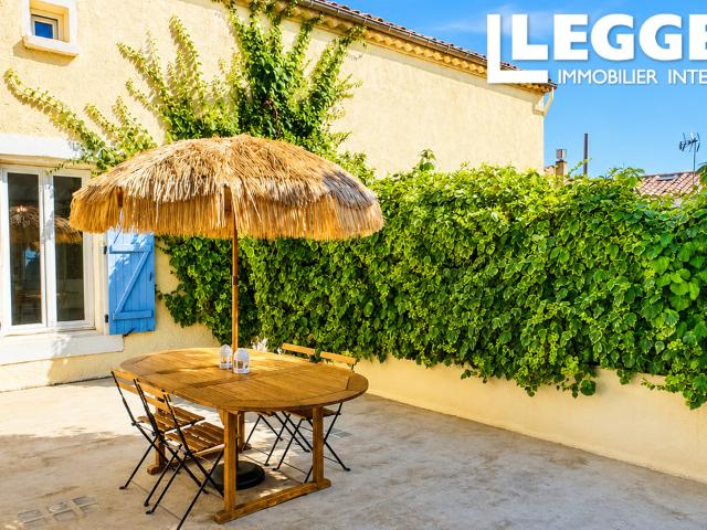 Maison de village comprenant cinq chambres, de superbes espaces extérieurs, un sauna finnois et un jacuzzi
