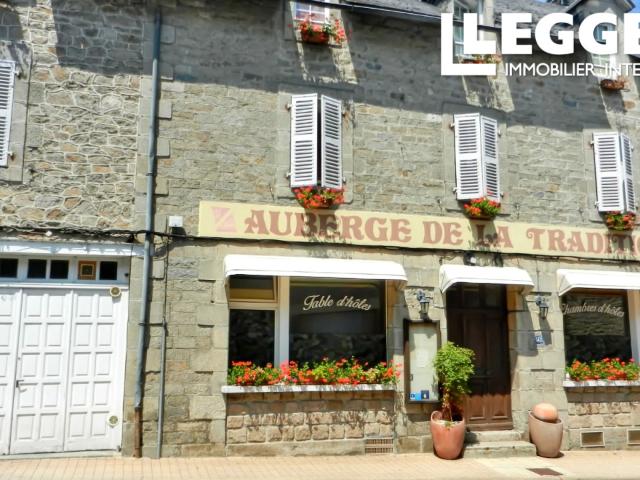 Maison de village comprenant 10 chambres, 9 salles de bains, 2 salons, 2 cuisines, 1 salle à manger, 2 terrass