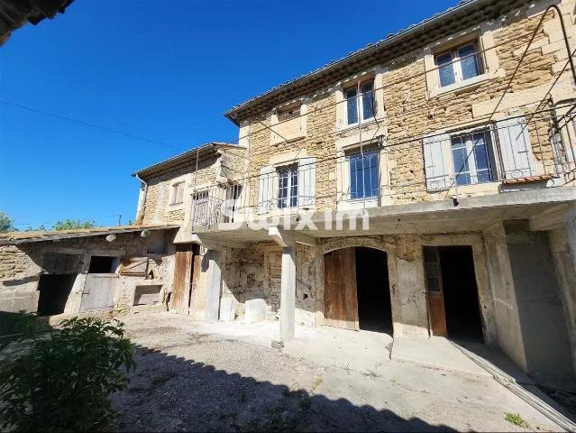 Maison de village cour, dépendances et greniers aménageables