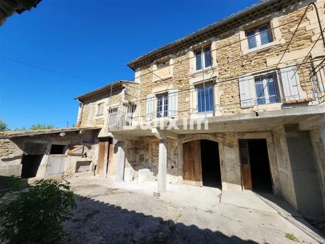 Maison de village cour, dépendances et greniers aménageables