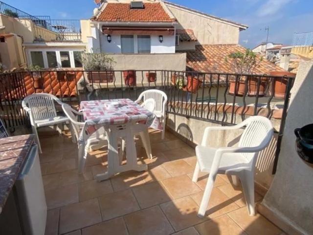 Maison de village dans le vieil Antibes vue mer et terrasse