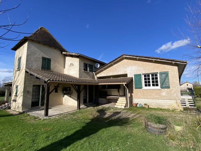 Maison de village de 4 chambres sur terrain de 5000m² env 175m² Parcoul