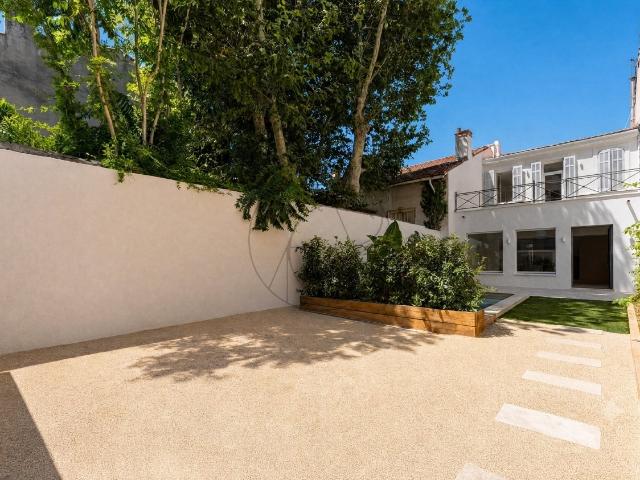 Maison de village de 126 m2: cour de 103 m2 avec piscine et 2 stationnements privatifs Marseille 8ème Le R