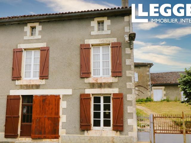 Maison de village de 128 m² à rénover de 5 pièces, avec garage et cour attenante