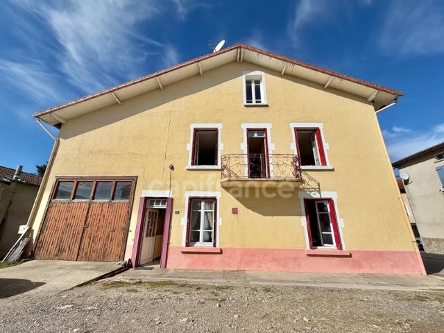 MAISON DE VILLAGE DE 185 M2 À RÉNOVER, 6 CHAMBRES, TERRAIN DÉPORTÉ DE 208 M2, COMBLES AMÉNAGEABLES DE 120 M2, FIBRE OPTIQUE, GARAGE, ATELIER, CAVE VOÛTÉE, TOUT À LÉGOUT, TF 182€