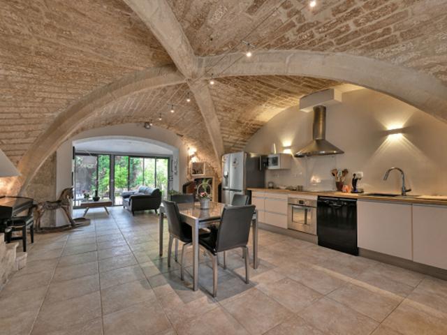 Maison de village de caractère: voûtes, jardin intimiste et grange à aménager