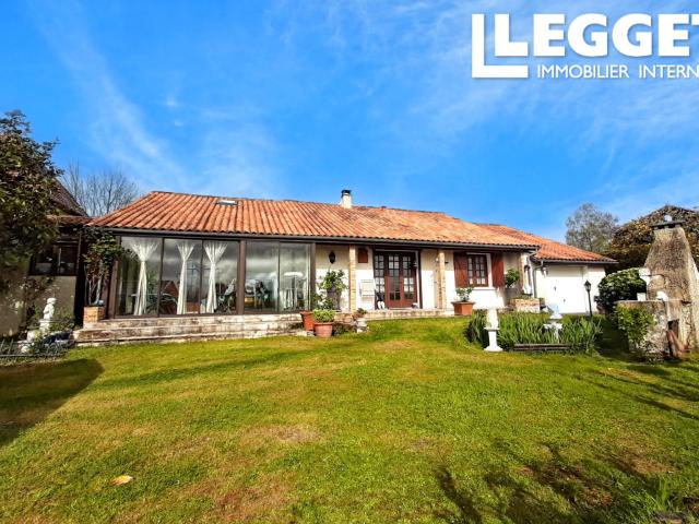 Maison de village de les années 80, comprenant 4 chambres, un grand salon, véranda et une joli salon d'été