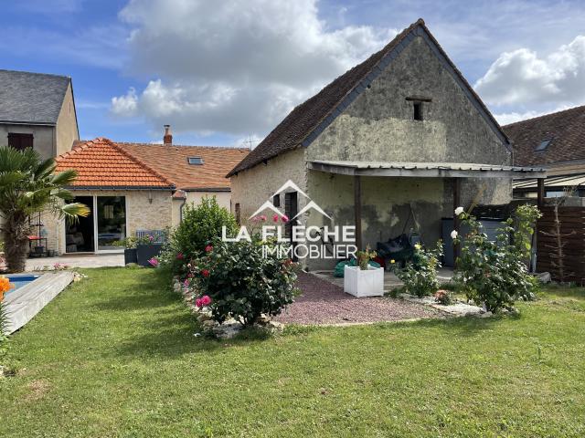 Maison de village décorée avec soin