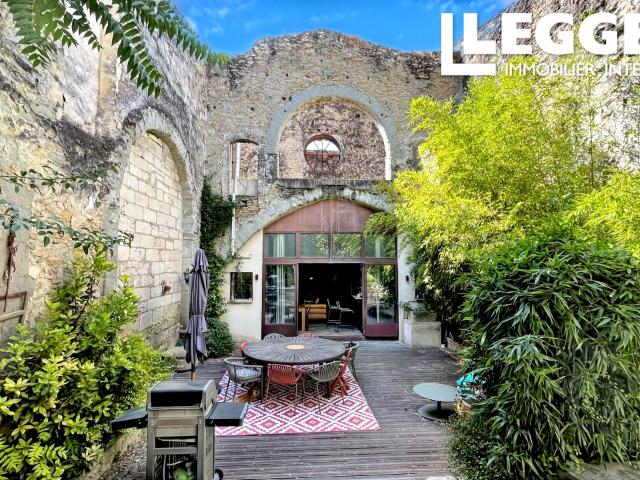 MAISON DE VILLAGE DU 15 ème siècle AVEC JARDIN ATTENANT ET PISCINE