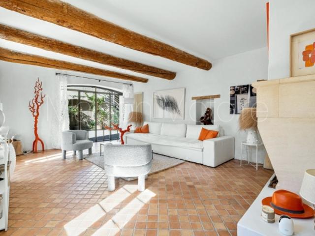 Maison de village du 19e siècle rénovée avec jardin et piscine