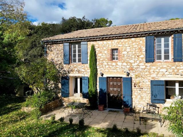 Maison de village du XIXeme S en pierre avec jardin et pisci. 96m² Uzès
