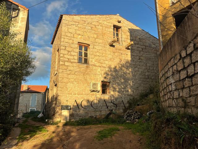 Maison de village en granit entièrement rénovée, sur 400 m2. 79m² Figari