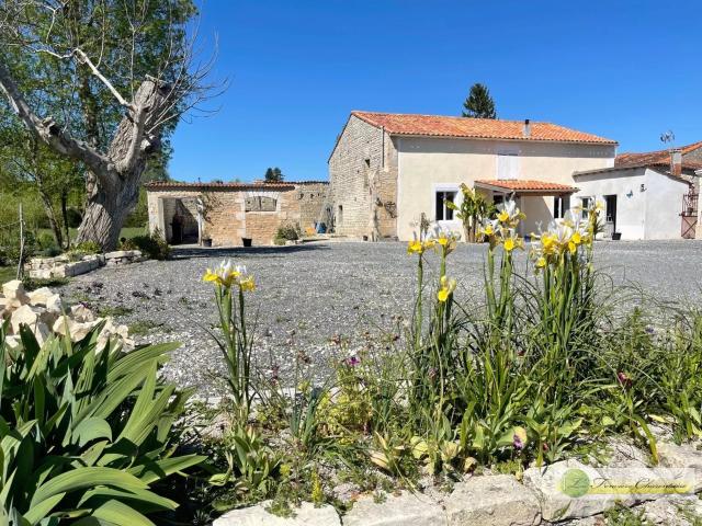 Maison de village en parfait état 70m² Aigre