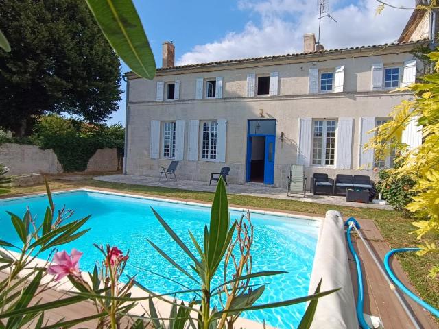Maison de village en pierre 225 m2, mitoyenne d'un côté, 5 c