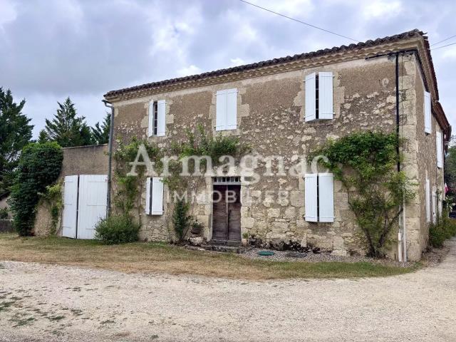 Maison de village en pierre 247m² Bazian