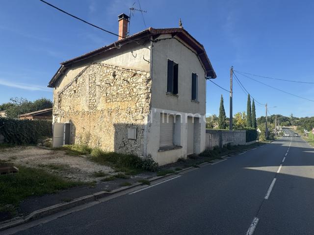 Maison de village en pierre, 4 chambres, cour et parking