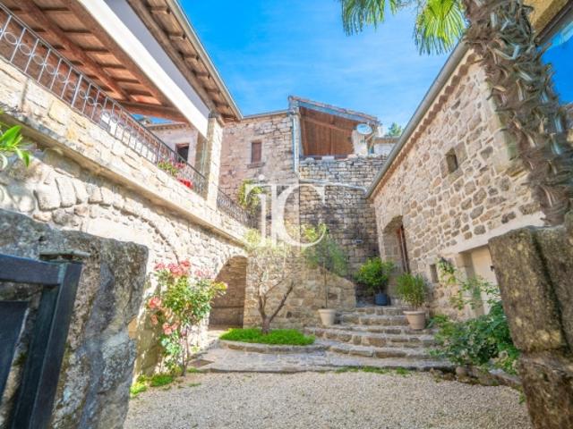 Maison de village en pierre – Cachet exceptionnel au cœur de la nature piscine intérieure Proche commodités