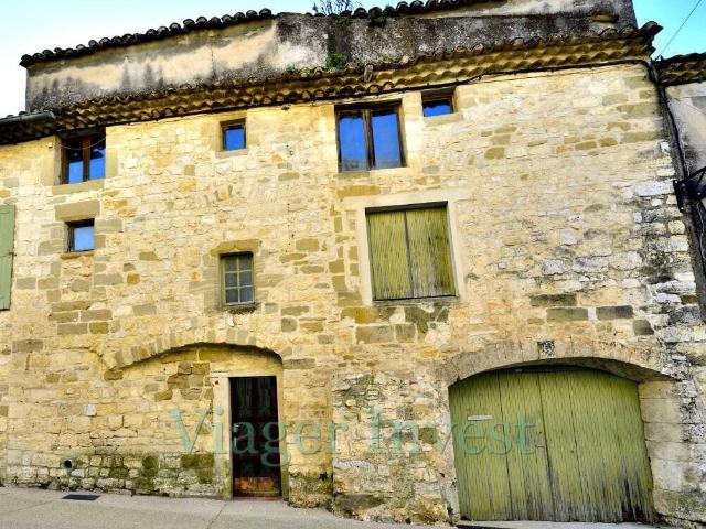 Maison de village en pierre à rénover avec extérieur et pote.