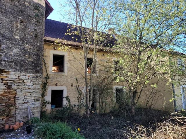 Maison de village en pierre à rénover – Charme et potentiel