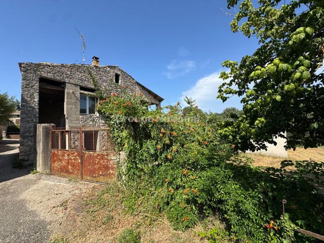 Maison de village en pierre au calme avec vue sur la campagn. 90m² Goudargues