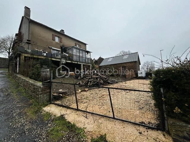 Maison de village en pierre avec 3 chambres / terrasse / véranda / cave / jardin / grange et garage à Curan !